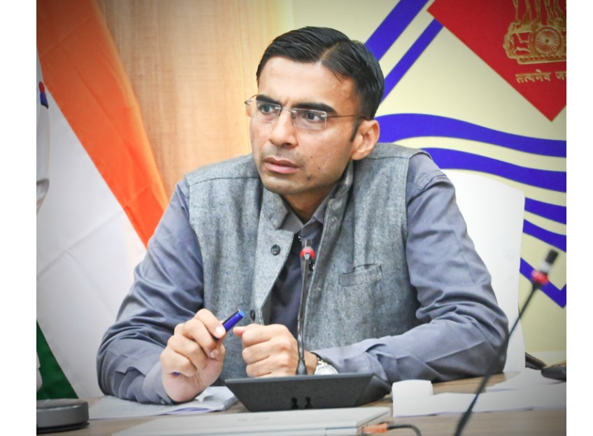 तैस में आकर लहराया शस्त्र; डीएम ने किया पुनीत अग्रवाल का शस्त्र जब्त; लाइसेंस निलम्बित