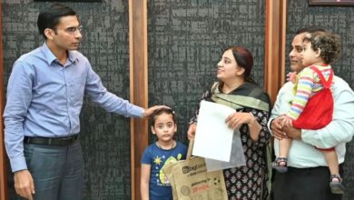 डीएम सविन बंसल के हस्तक्षेप से शिक्षिका को मिला लंबित वेतन और प्रमाण पत्र