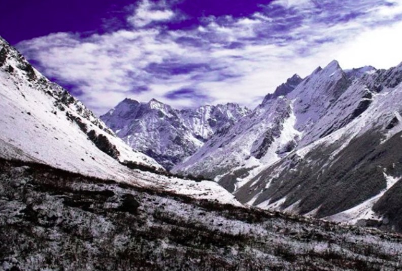 बर्फ की चादर में ढकी फूलों की घाटी, आज से बंद हुआ पर्यटकों का प्रवेश