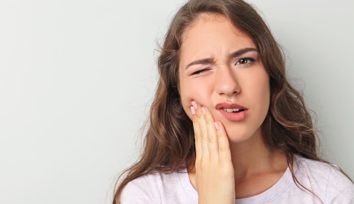 मसूड़ों में सूजन या दाँत टूट रहे हैं ? यह सिर्फ डेंटल नहीं, हड्डियों की बीमारी का भी हो सकता है संकेत