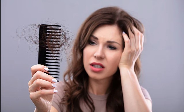 लगातार थकान और बाल झड़ना क्या सिर्फ तनाव का असर है या कोई गंभीर बीमारी ? आइये जानते हैं