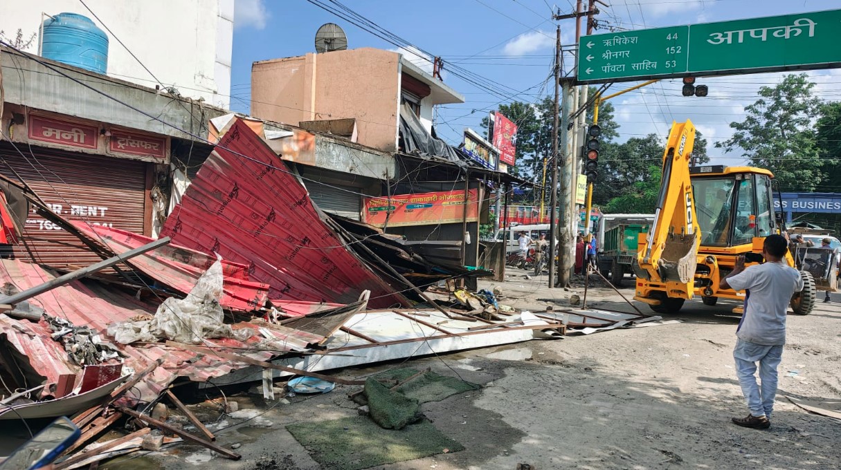 ट्रांसपोर्ट नगर में अतिक्रमण पर चला एमडीडीए और नगर निगम का संयुक्त बुलडोजर