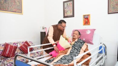 कैबिनेट मंत्री गणेश जोशी ने पूर्व सीएम भुवन चंद्र खण्डूरी से भेंट कर दी उन्हें दीपावली की शुभकामनाएं