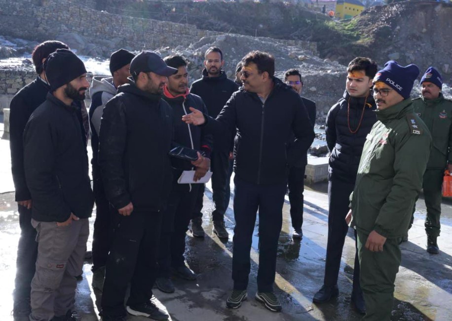 मुख्य सचिव आनंद बर्द्धन ने केदारनाथ धाम में चल रहे पुनर्निर्माण कार्यों का किया निरीक्षण
