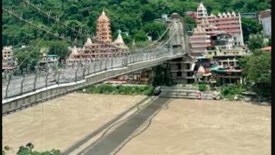 निर्माणाधीन बजरंग सेतु से गंगा में गिरा युवक, तलाश में जुटी एसडीआरएफ की टीम