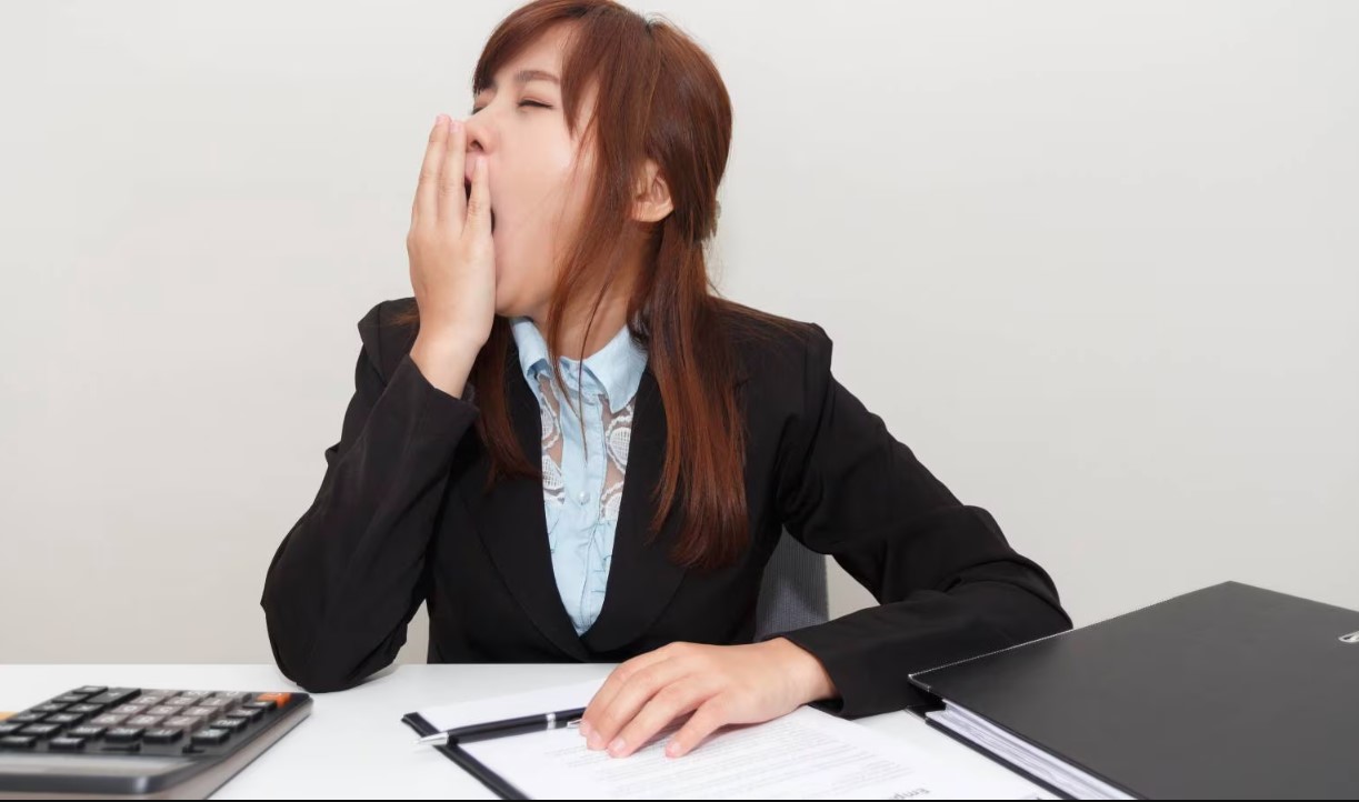 फोकस करने बैठते ही आने लगती है नींद? हो सकता है यह आलस नहीं, शरीर में पोषक तत्वों की कमी का हो संकेत