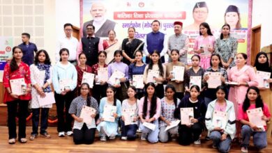 मुख्यमंत्री और कैबिनेट मंत्री रेखा आर्या ने 326 मेधावी बालिकाओं को दिए मोबाइल फोन