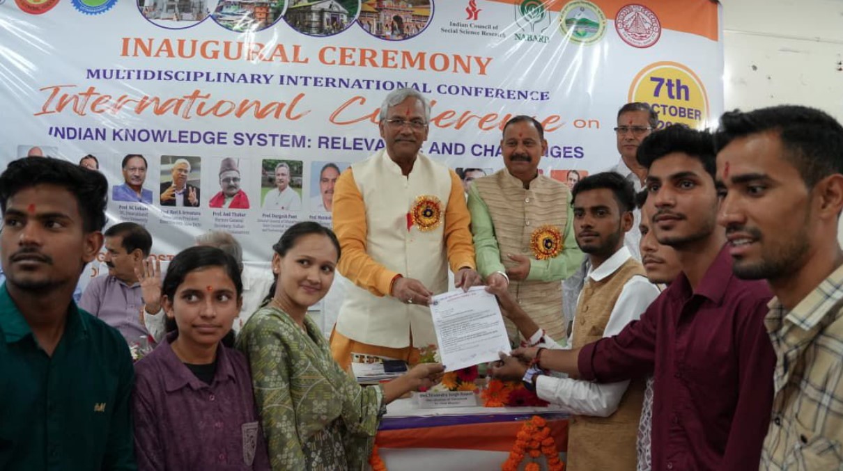 भारत की ज्ञान-परंपरा ‘वसुधैव कुटुम्बकम्’ के आदर्श पर आधारित है : त्रिवेन्द्र रावत