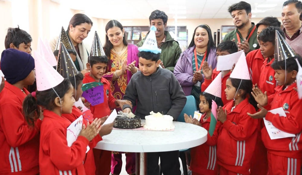 जिलाधिकारी सविन बंसल की प्रेरणाप्रद पहल : इंटेसिव केयर सेंटर साधुराम के बच्चों संग बनाया बेटे सनक का जन्मदिन