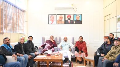 मन की बात के 128वें संस्करण को केंद्रीय राज्य मंत्री अजय टम्टा, पार्टी कार्यकर्ताओं के साथ सुनते कैबिनेट मंत्री गणेश जोशी