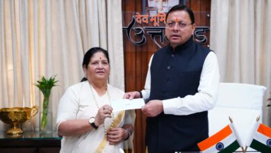 बछेंद्री पाल ने मुख्यमंत्री राहत कोष में दिए 10 लाख रुपये, सीएम ने जताया आभार