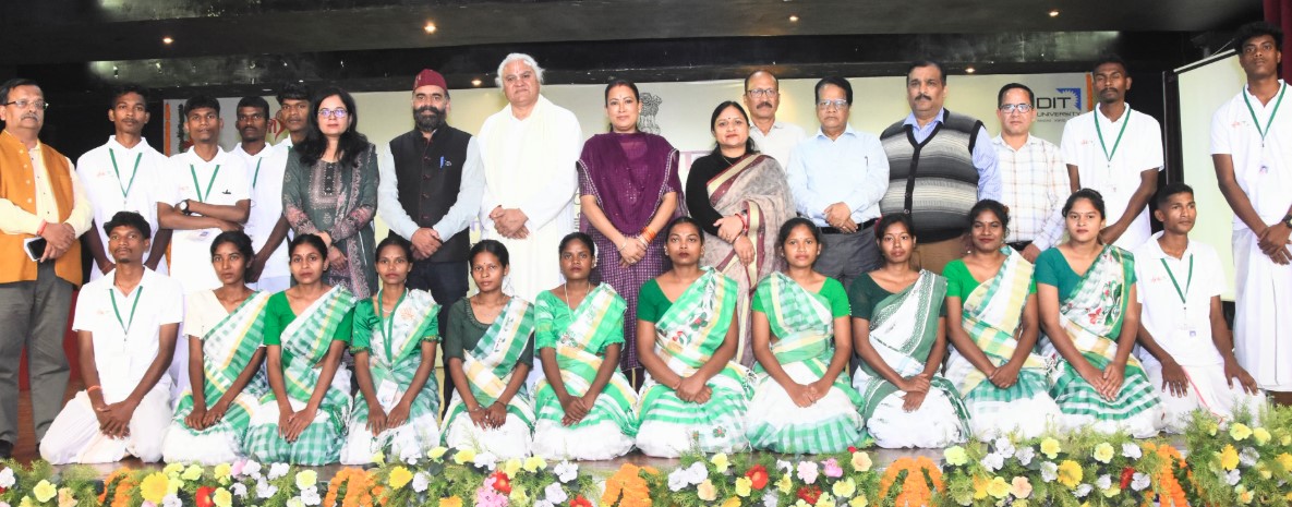 आदिवासी समाज को मुख्य धारा में लाना हम सब की जिम्मेदारी : रेखा आर्या