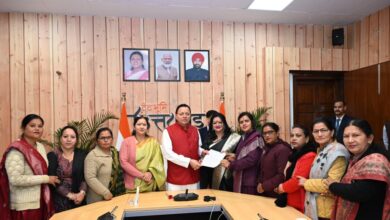 मुख्यमंत्री धामी से मिलीं आंगनबाड़ी कार्यकत्रियां, विभिन्न मांगों को लेकर सौंपा ज्ञापन