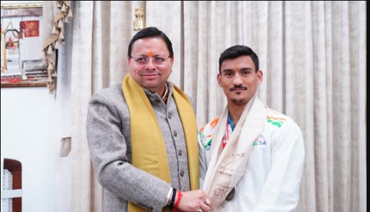 मुख्यमंत्री धामी से मिले वर्ल्ड बॉक्सिंग कप के रजत पदक विजेता पवन बर्त्वाल