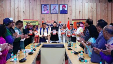 मुख्यमंत्री धामी ने ‘उत्तराखंड राज्य का नवीन राजनीतिक इतिहास’ पुस्तक का किया विमोचन