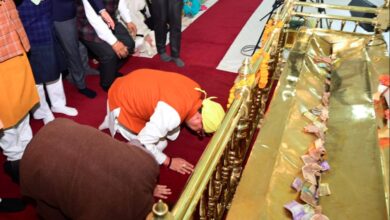 गुरु तेग बहादुर के 350वें बलिदान दिवस पर मुख्यमंत्री धामी ने गुरुद्वारा साहिब में टेका मत्था