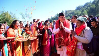 अपने पैतृक गाँव पहुँचे मुख्यमंत्री धामी, ग्रामीणों ने किया स्वागत