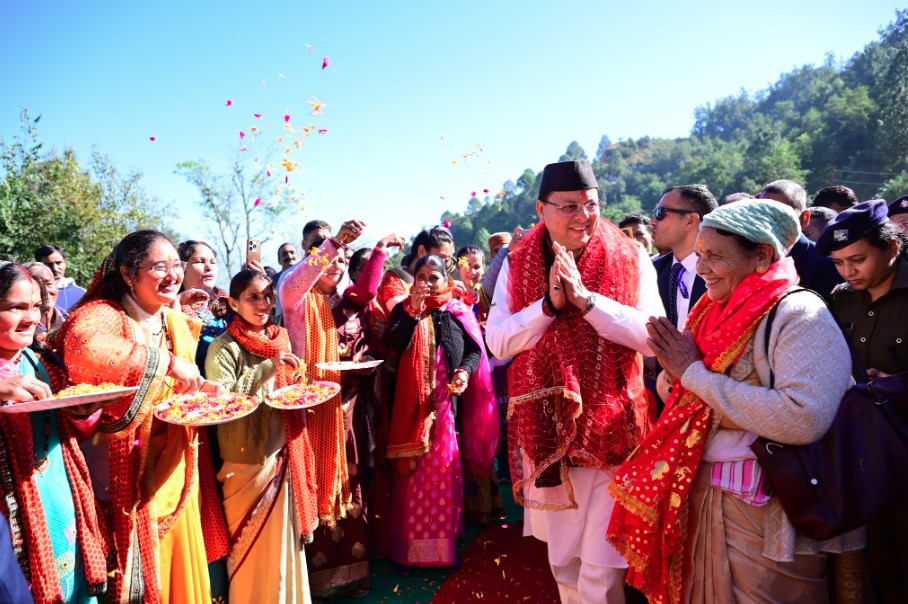 अपने पैतृक गाँव पहुँचे मुख्यमंत्री धामी, ग्रामीणों ने किया स्वागत