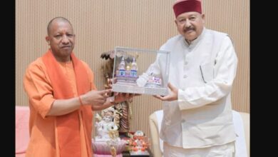 कैबिनेट मंत्री सतपाल महाराज ने उत्तर प्रदेश के मुख्यमंत्री योगी आदित्यनाथ से की शिष्टाचार भेंट