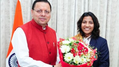 मुख्यमंत्री धामी से मिली वर्ल्ड कप विजेता स्नेह राणा