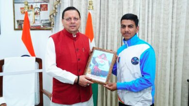 मुख्यमंत्री धामी से मिले माउंट एवरेस्ट फतह करने वाले 16 वर्षीय सचिन कुमार