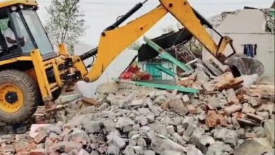 सरकारी भूमि पर बने अवैध ढांचे पर चला प्रशासन का बुलडोज़र