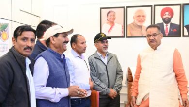 ग्राम्य विकास मंत्री गणेश जोशी से खत्याड़ी गांव प्रतिनिधिमंडल ने की मुलाकात