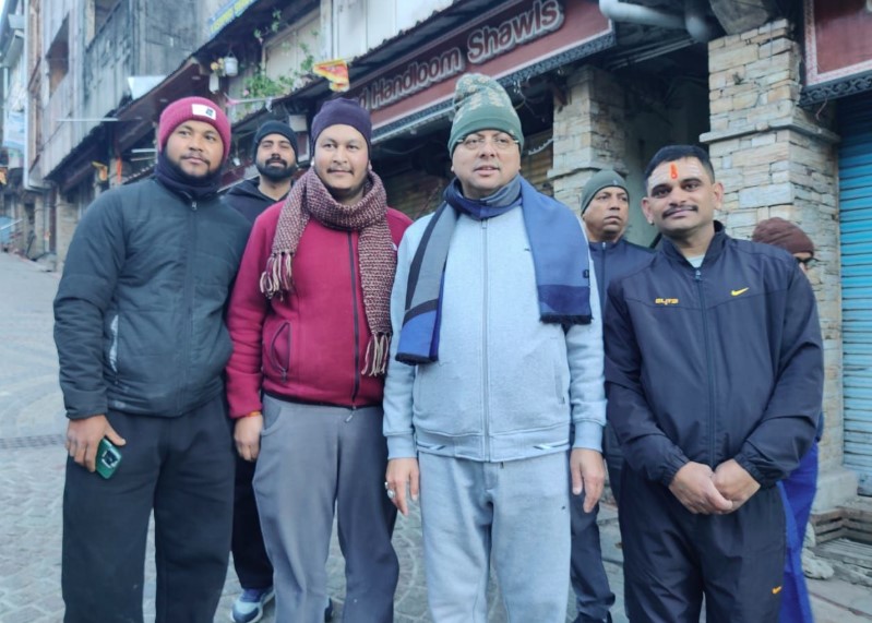 मुख्यमंत्री धामी ने नैनीताल में मॉर्निंग वॉक के दौरान जनता से की मुलाकात