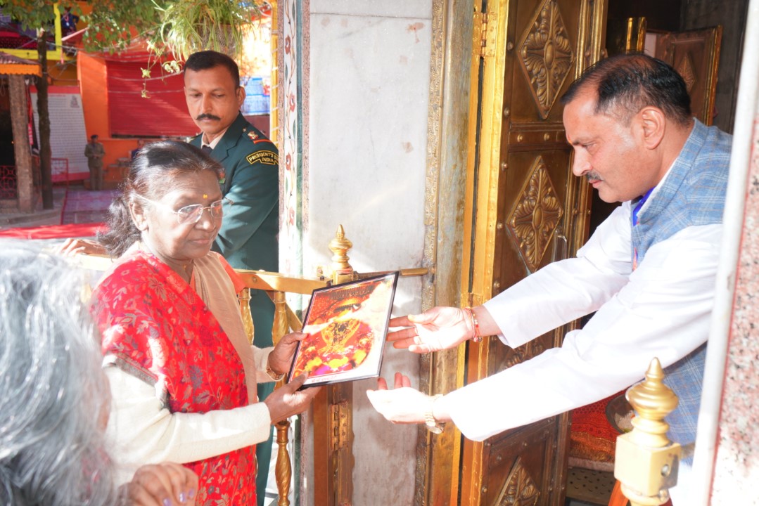राष्ट्रपति द्रौपदी मुर्मू ने शक्तिपीठ मां नैना देवी मंदिर में की पूजा-अर्चना