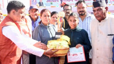 खेल मंत्री रेखा आर्या ने किया पदक विजेताओं को सम्मानित