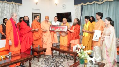 मुख्यमंत्री धामी ने शासकीय आवास पर किया संत समाज के दिग्गजों का स्वागत