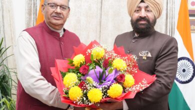 राजभवन का नाम लोक भवन होने पर राज्यपाल को बधाई एवं शुभकामनाएं देते कैबिनेट मंत्री गणेश जोशी