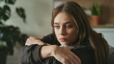 डिप्रेशन सिर्फ उदासी नहीं, गंभीर मानसिक बीमारी का संकेत: जानिए चेतावनी लक्षण