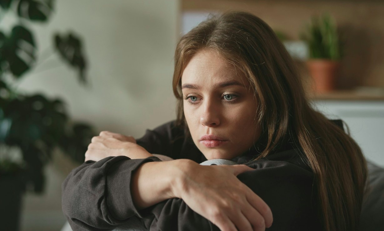 डिप्रेशन सिर्फ उदासी नहीं, गंभीर मानसिक बीमारी का संकेत: जानिए चेतावनी लक्षण