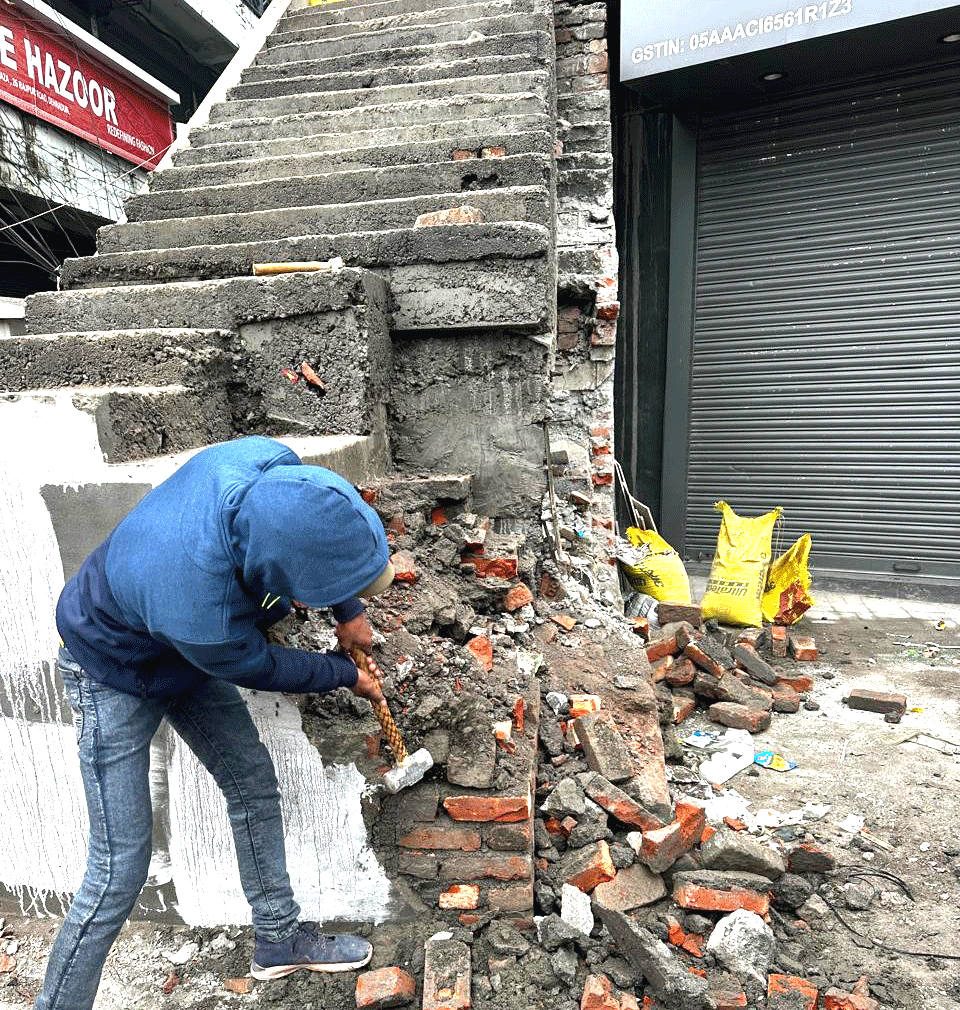 देहरादून शहर को अतिक्रमण मुक्त बनाने की दिशा में एमडीडीए की सख़्त कार्रवाई, अवैध रूप से निर्मित सीढ़ियों को किया ध्वस्त