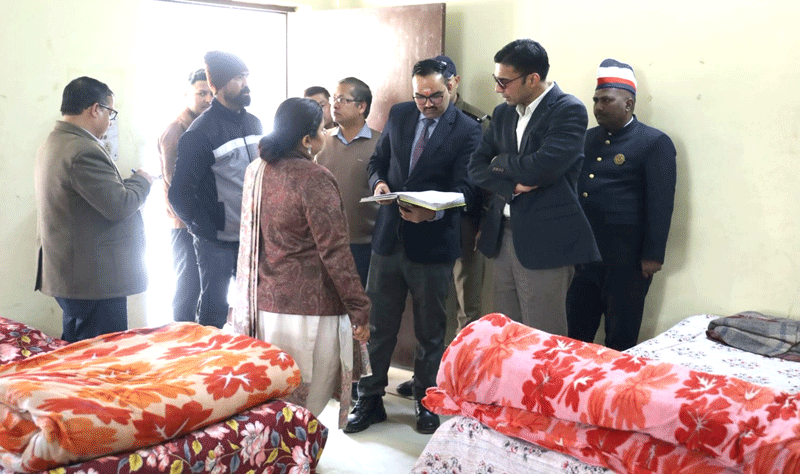 जिलाधिकारी ने परखी रेनबसेरों की व्यवस्था, नगर निगम को दिए आवश्यक दिशा-निर्देश