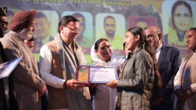 मुख्यमंत्री धामी ने अल्पसंख्यक समुदाय के मेधावी छात्रों को किया सम्मानित