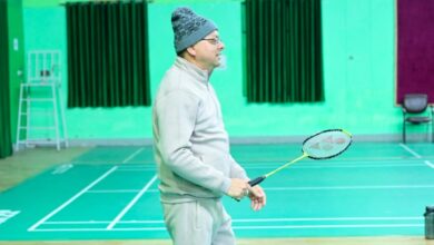 मुख्यमंत्री धामी ने इंडोर स्टेडियम में नवोदित खिलाड़ियों के साथ खेला बैडमिंटन