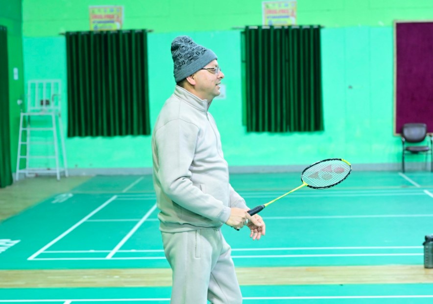 मुख्यमंत्री धामी ने इंडोर स्टेडियम में नवोदित खिलाड़ियों के साथ खेला बैडमिंटन