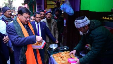 कपकोट बाजार में व्यापारियों से संवाद कर सीएम धामी ने लिया विभिन्न योजनाओं का फीडबैक