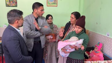 जिलाधिकारी ने नारी निकेतन का किया औचक निरीक्षण