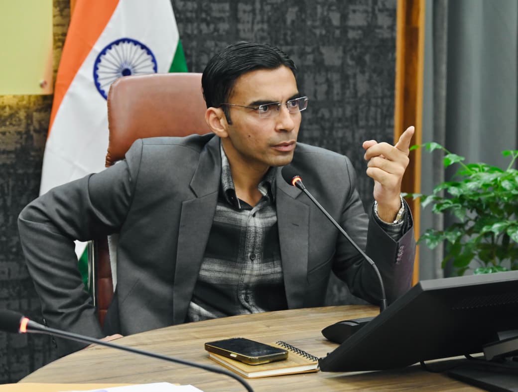 हाईवे और सार्वजनिक स्थलों पर बढ़ती गंदगी को लेकर जिला प्रशासन सख्त, कई अधिकारियों को नोटिस जारी