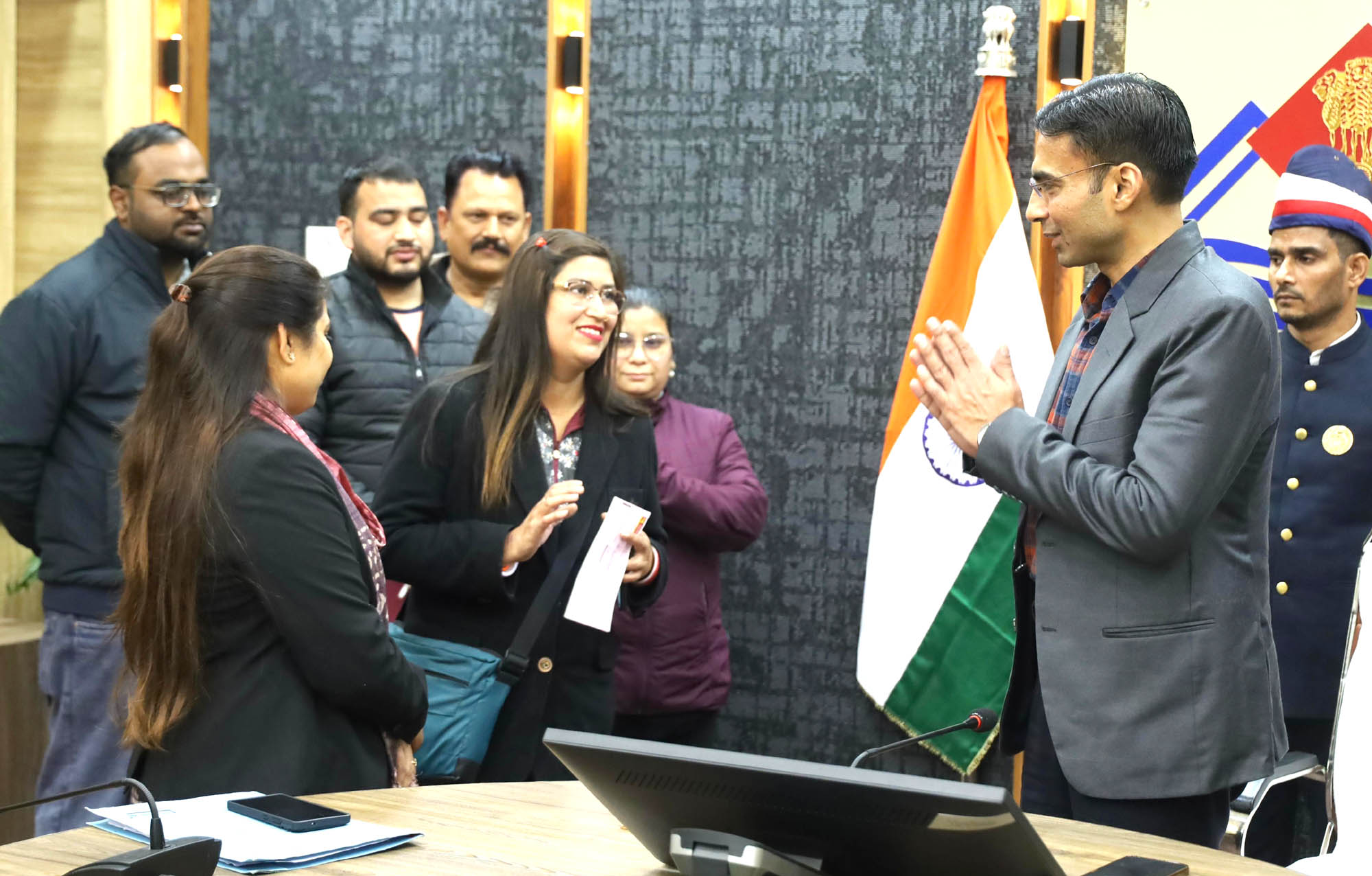 बैंक ऑफ बड़ौदा की मनमानी पर जिला प्रशासन का डंडा; बुजुर्ग विधवा कमलेश व असहाय पुत्री को मिला न्याय