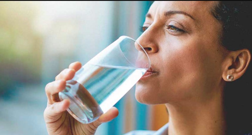 ठंड में कम पानी पीना बन सकता है गंभीर बीमारियों की वजह, विशेषज्ञों ने दी चेतावनी