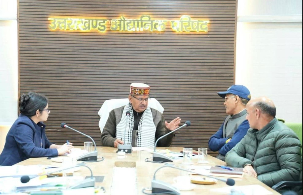 कृषि मंत्री गणेश जोशी ने ली कृषि-उद्यान अधिकारियों की बैठक, पॉलीहाउस योजना की समीक्षा की