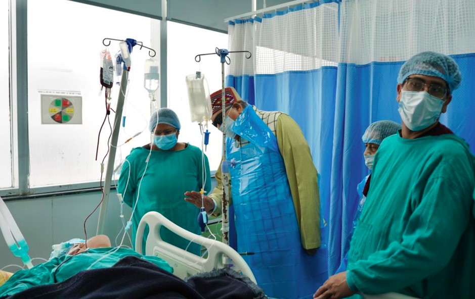 महाराज ने एम्स पहुँचकर गुलदार के हमले में घायल कंचन देवी का जाना हालचाल