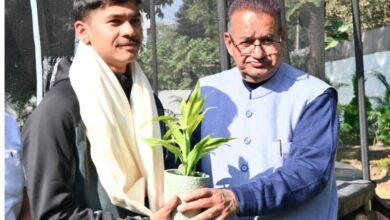 कैबिनेट मंत्री गणेश जोशी ने माउंट एवरेस्ट फतह करने वाले वीरेंद्र सिंह सामंत का किया सम्मान