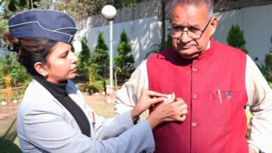 सशस्त्र सेना झंडा दिवस पर सैनिक कल्याण मंत्री गणेश जोशी को लगाया फ्लैग