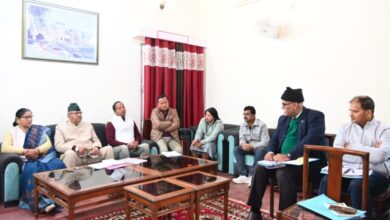 योजनाओं को गाँवो तक पहुँचाने के लिए कार्यशालाओं का आयोजन करें अधिकारी : मंत्री गणेश जोशी