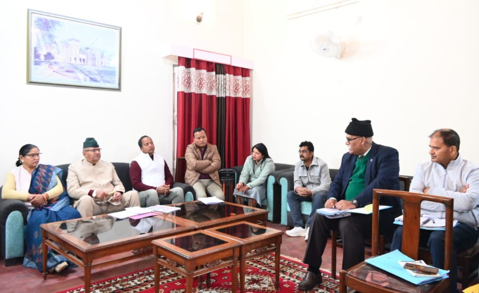 योजनाओं को गाँवो तक पहुँचाने के लिए कार्यशालाओं का आयोजन करें अधिकारी : मंत्री गणेश जोशी